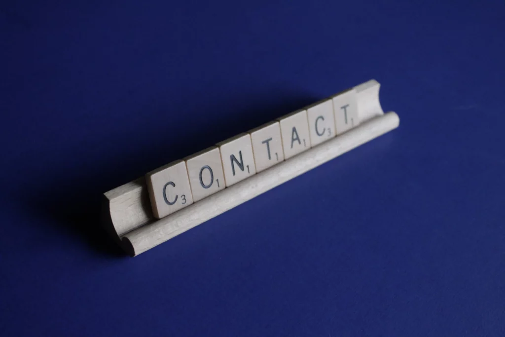 Lettre de scrabble qui forme le mot "contact"