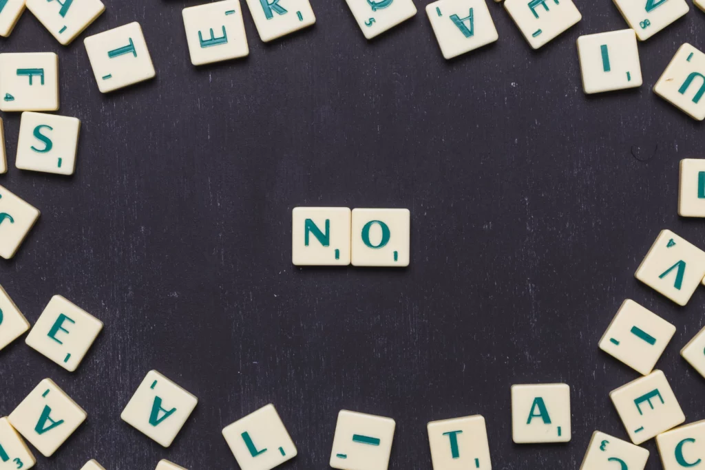 Lettre de scrabble qui affiche le mot "NO" pour illustrer les mots clés à exclure des annonces de google ads